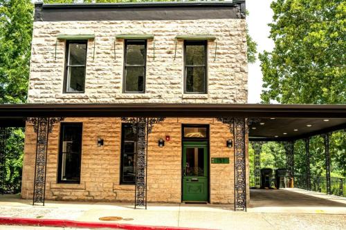 Eureka Springs Historic District House | Entire Building at 151 Spring