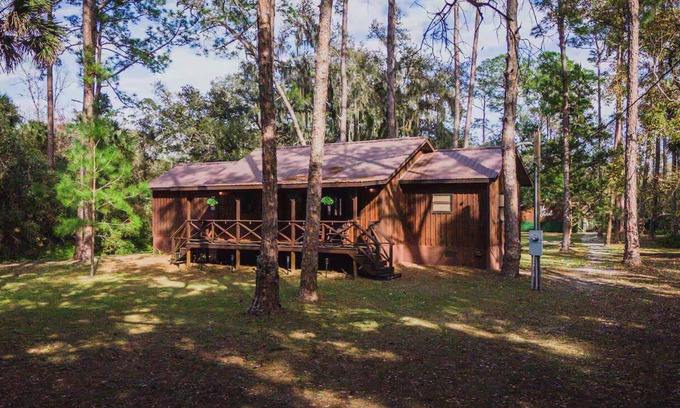 Christmas Cabin | Entire Cabin at peaceful Retreat in Christmas, FL -AC/Sleeps 6.