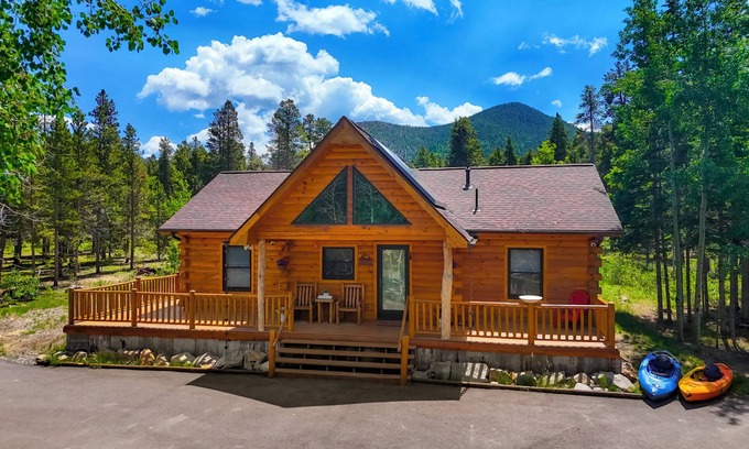 Black Hawk Ski Chalet | Entire Cabin Chalet in the Mountains! Lake! Kayak! Sauna! Hot Tub! Hike!
