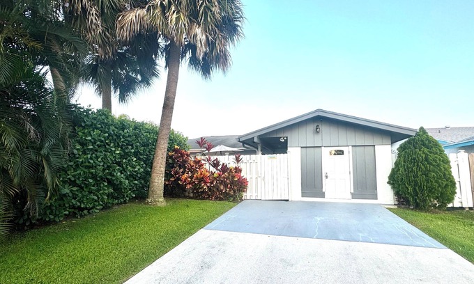 Hunt Club Villa | Entire centrally located spacious 3bd2bth sleep 6, close to shopping and beaches