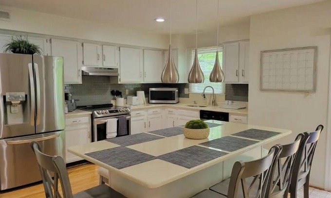 Montgomery Village House | Entire cheerful 4 br townhouse by the lake