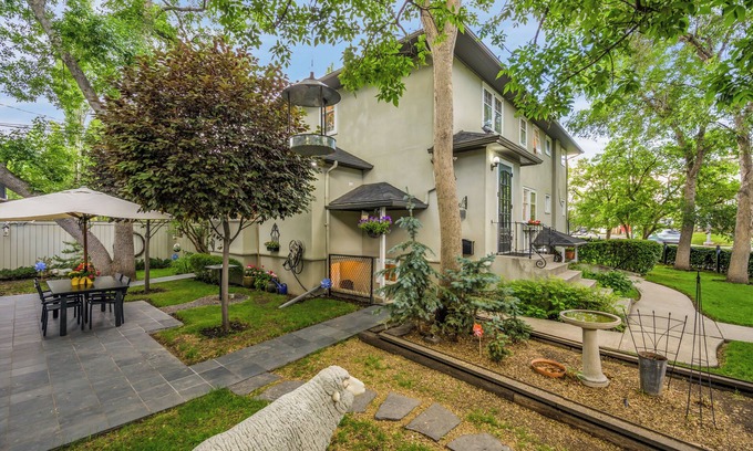 Mount Royal House | Entire Cliff Bungalow Heritage Property | 7 Beds, Garden Oasis, 4 Parking Spaces