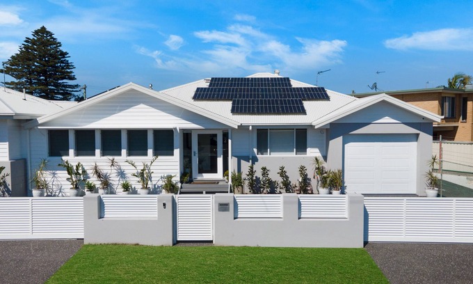 Lake Illawarra House | Entire Coastal Residential Family Home. Sleeps 12 - Lake & Beachside Property.