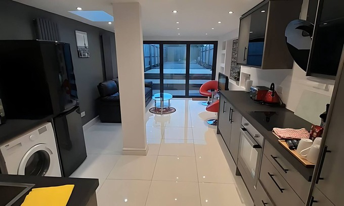 Llandaff North House | Entire Contemporary & spacious home with free street parking