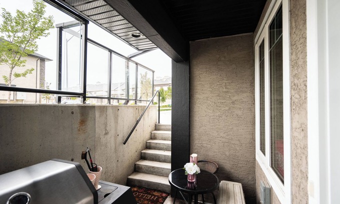 Fort Gary Condo | Entire Cozy Glitter wall 2 bedroom 1 bath condo