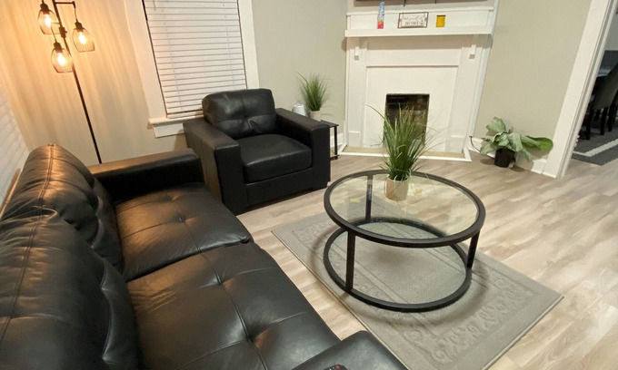 Greenville House | Entire Cozy Home Near ECU & Vidant Med Hospital!