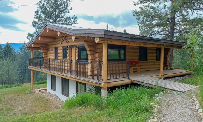 East Kootenay Ski Chalet | Entire custom crafted log Chalet near Fernie, B.C., sleeps 8