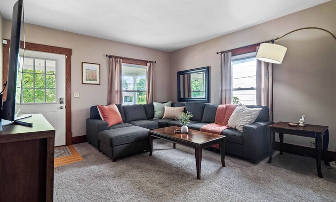 Bedford House | Entire Duplex|Historic District|Sleeps 12