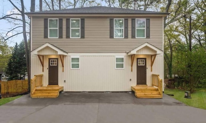 Taylors House | Entire duplex w/2 private decks, great for groups