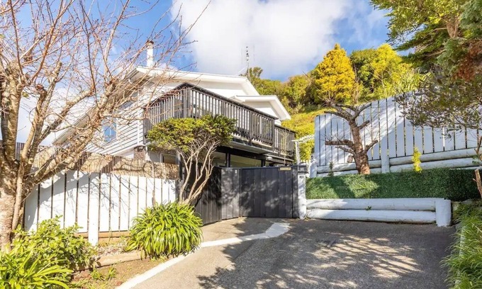 Johnsonville House | Entire Ground Floor Full Privacy Family-friendly Popular to Ferry-catchers