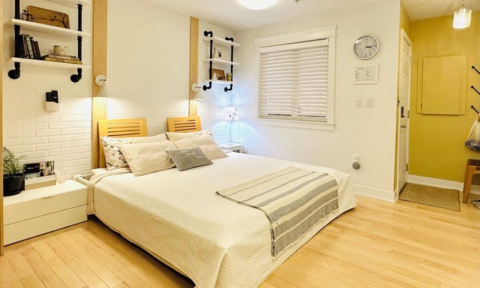 Grandview-Woodland Apartment | Entire Guest Studio Suite w/King-Bed | Bathtub | Parking