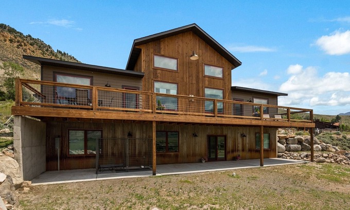 Gardiner House | Entire home 10 minutes from Yellowstone North Entrance! Views to Devil’s Slide