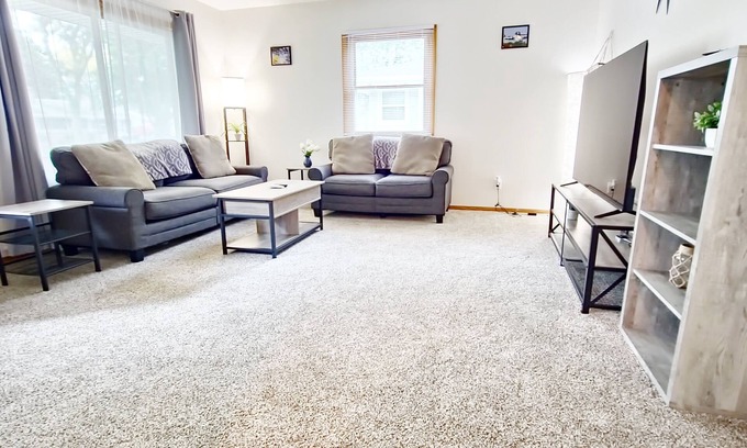 Oshkosh House | ENTIRE HOME!-3 Bedroom Home in the Heart of Oshkosh