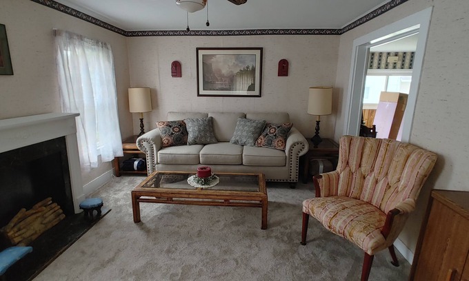 Canandaigua House | Entire Home - 4 Bedroom - Sleeps 10 Canandaigua - Steps Off Main St/Downtown