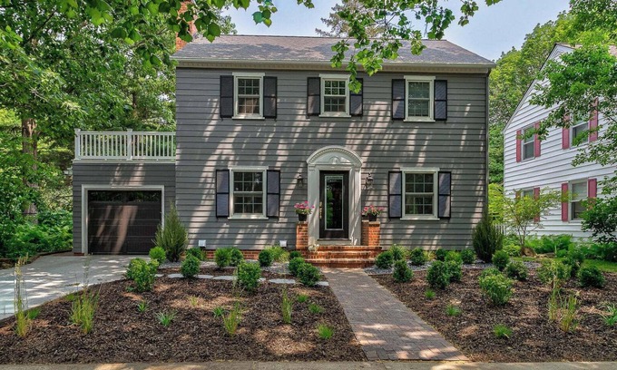 Ames House | ENTIRE HOME! 5 BEDROOM, 2 BATH, WITH JACUZZI - .2 miles to Iowa State Campusn