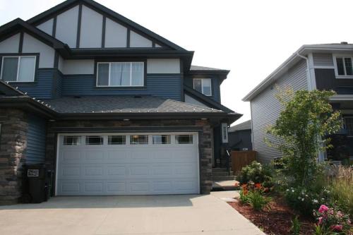 West Edmonton House | Entire Home AC 4Beds Sleeps 8 Double Garage Near WEM Free Wifi & Netflix