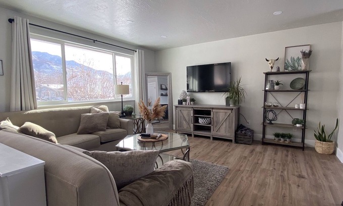 Ogden House | Entire Home/Apt with Mtn Views! 5 mins to Hiking and 25th St