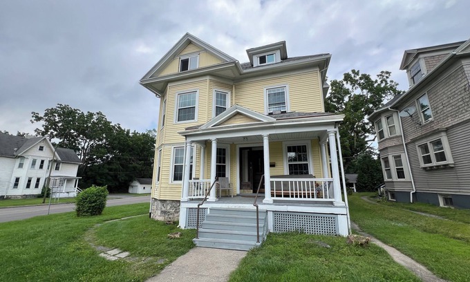 Geneva House | Entire Home: Central & Spacious 8BD 2.5 BA in DT Geneva