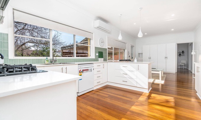 Narrabundah House | Entire home close to restaurants and tourist attractions in inner South Canberra