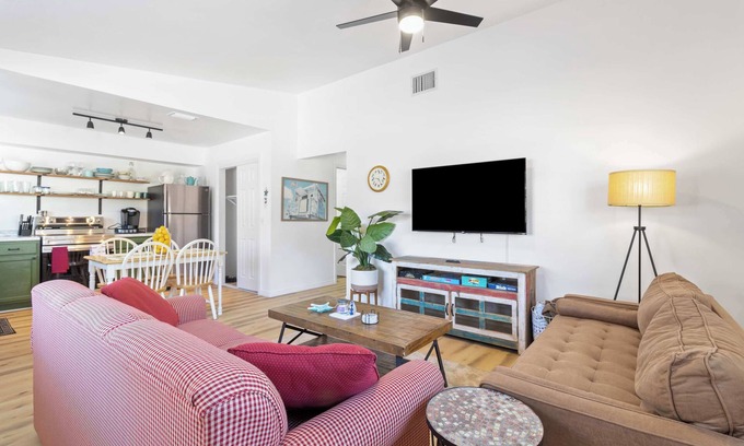 Crystal River House | Entire Home - Either Oar - Mins to DT - AC - King Bed - Scalloping & More