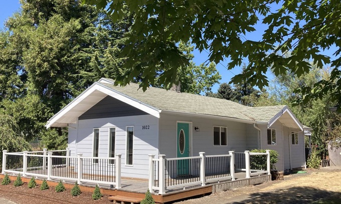 Independence House | Entire Home & Fenced Yard For Family & Pets
