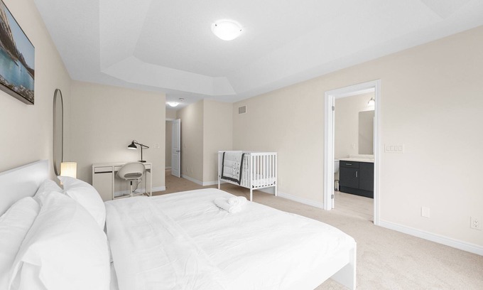 Kitchener House | Entire Home Get Away/65"TV/PingPong/9Bed/3 Parking