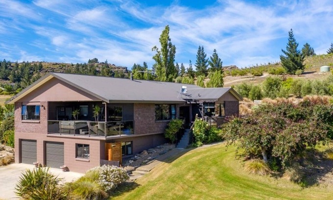Alexandra House | Entire home in Earnscleugh, Central Otago