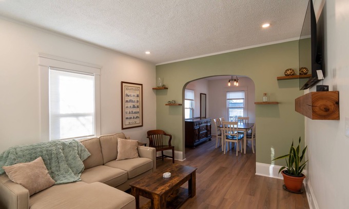 Rocky River House | Entire Home in Rocky River, Ohio. Close to westside bars and restaurants! nn