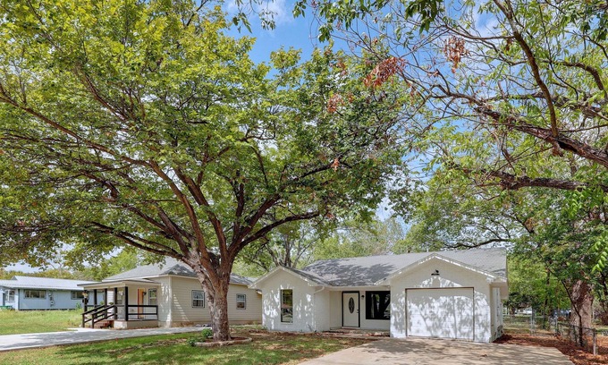 Taylor House | Entire home in Taylor, just minutes from the new Samsung plant.