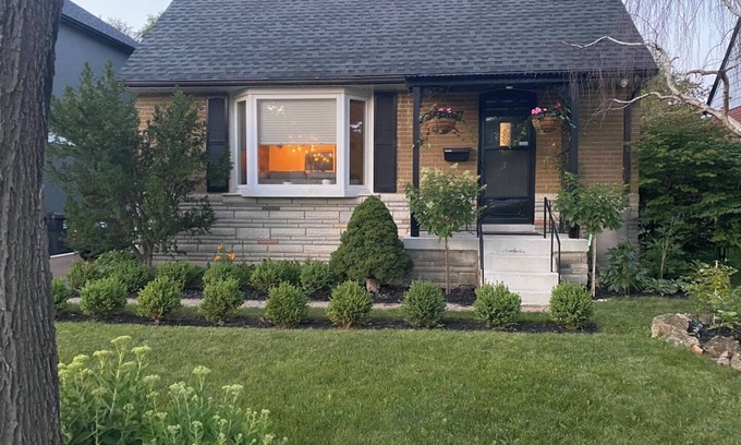 Rexdale House | Entire Home in Toronto - 10 mins YYZ