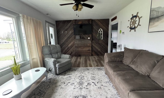 Russell Springs House | Entire Home in Russell Springs, KY
