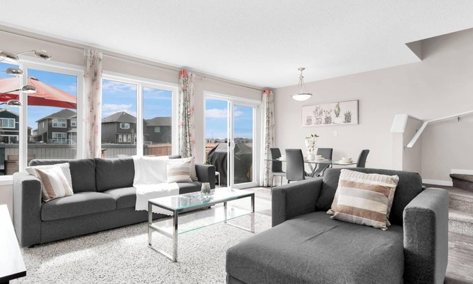 Southeast Edmonton House | Entire Home Spacious 4 bed 2.5 bath Duplex with a huge backyard!