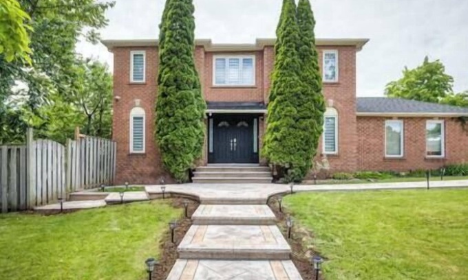 Whitby House | Entire Home | Toronto Hub | Therma SPA | 12 Guests