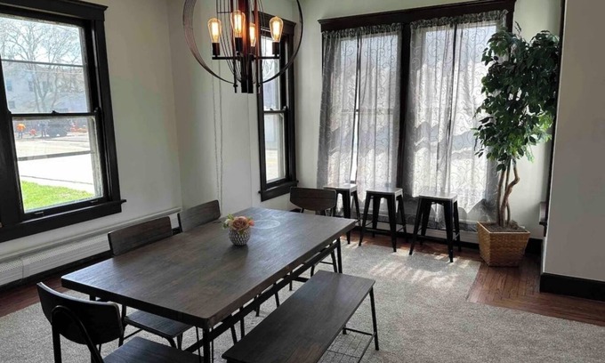 Ottawa House | Entire Home: Walk to Downtown Ottawa 4BD 2 BA: Close to Starvedrock