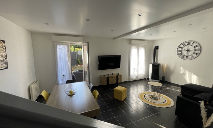 Le Mesnil-Amelot House | Entire house 3 mn from Roissy CDG & 15 mn from PARC DES EXPOSITIONS VILLEPINTE.