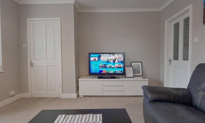 Reading House | Entire House, 4 Bedroom, Parking, WiFi, Bus/Train
