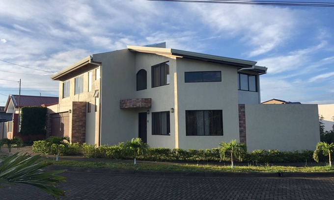 San Joaquin de Flores House | Entire House 4BD Nice View 5miles from Airport