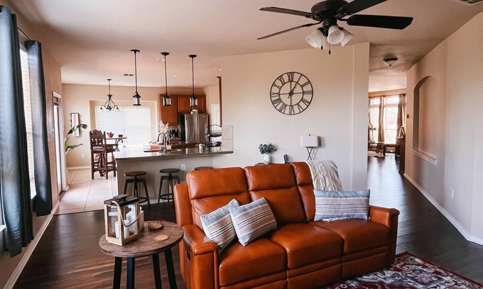 San Antonio House | Entire house! Family Friendly/minutes to Sea World/Lackland AFB/SA Attractions