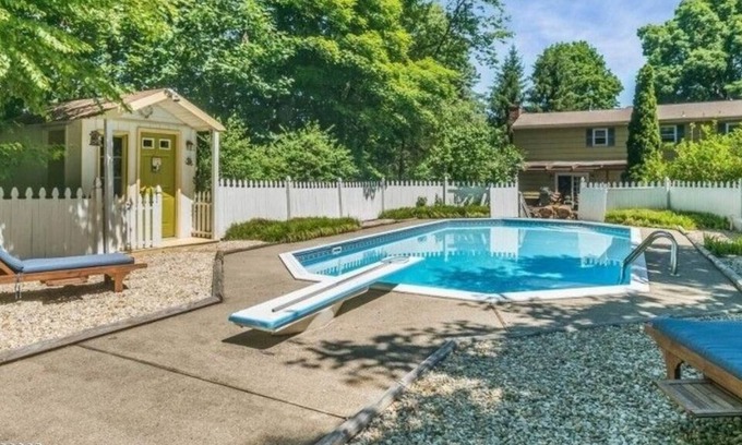 Wantage House | Entire House | Hot Tub | Updated | BBQ | Chiminea | 5 Spruce