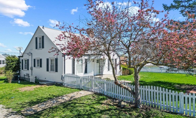 Speedway House | Entire house in Speedway! Pool~Big Yard~King Beds