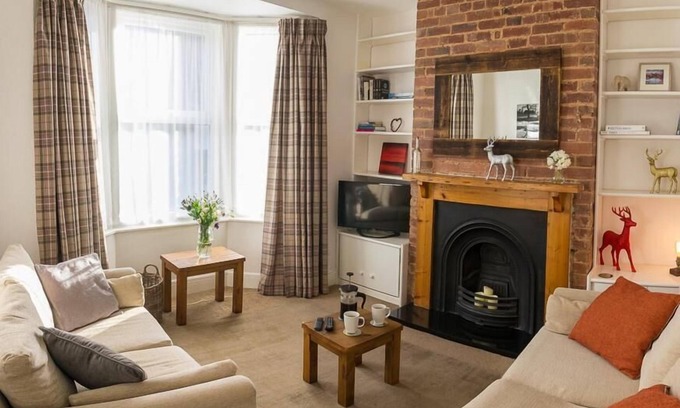 Exeter House | Entire House - Jutes House, Exeter - Sleeps 6