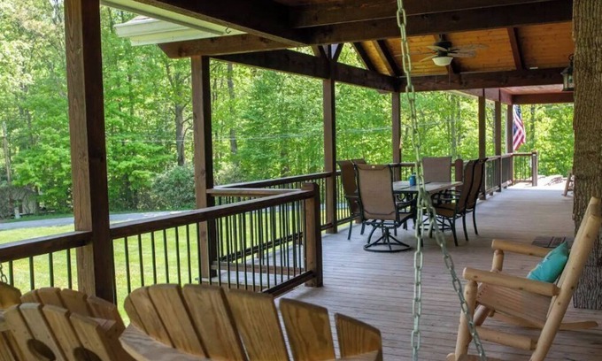 Boone House | Entire House- Minutes to town- KING BED- Best porch around!