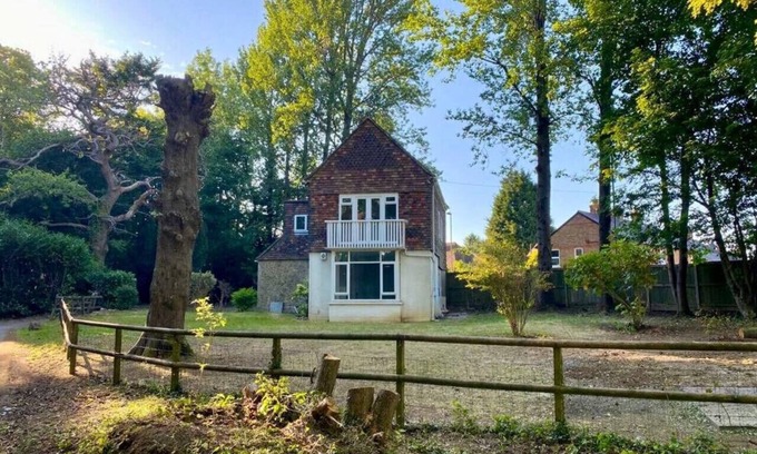 Bletchingley House | Entire House near Gatwick with free parking