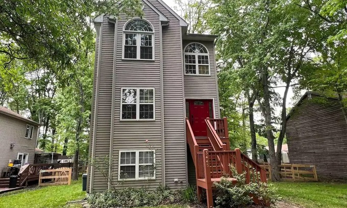 Arundel on the Bay House | Entire house on quiet street w/fenced yard—1 block from river, 3 from bay