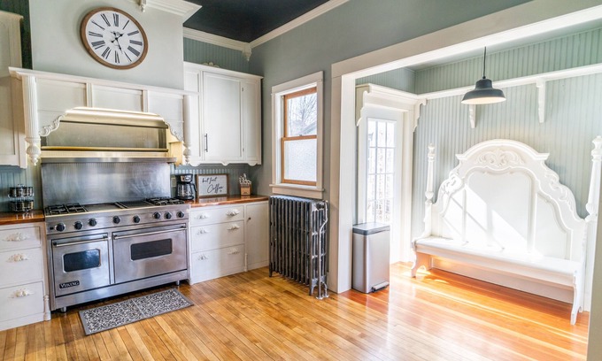 Lake City House | Entire house, sleeps 10, two blocks from the lake!