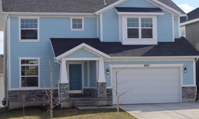 West Jordan House | Entire house Sleeps 14 3 full bathrooms Two kitchen Family oriented neighborhood