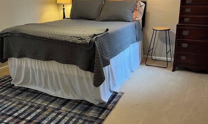 Clemson House | Entire house that sleeps 7- 3 miles from Death Valley!