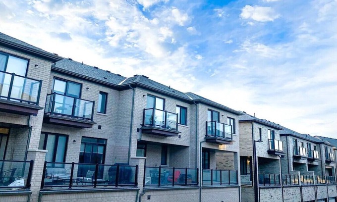 Whitby House | Entire House with 3 Bed 2.5 bath lots of Parking