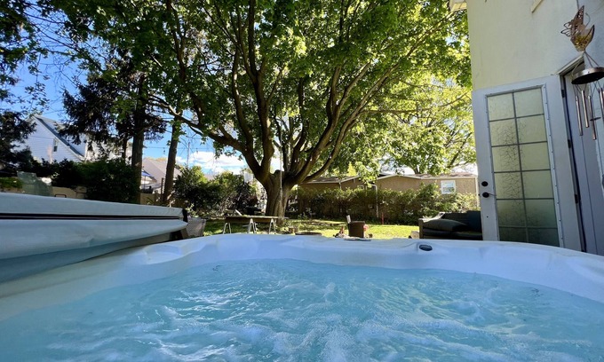 Southeast Yonkers House | Entire house with Hot Tub 25 Mins to Manhattan
