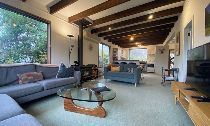 Albert Town House | Entire house with tranquil garden, cosy and private, by the river